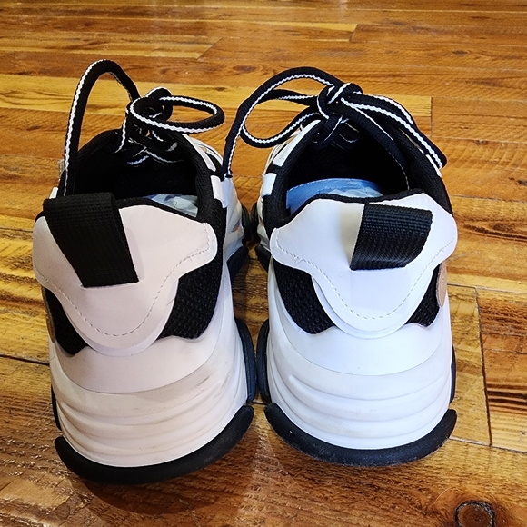 Sneakers - Picture 3 of 6